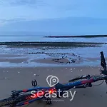 The Panoramic - Beach Front Apt - No Guest Fees